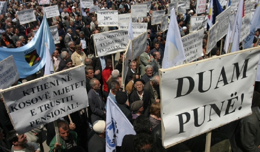 Raporti i KE: 57% e kosovarëve nuk e mbyllin dot muajin me të ardhurat