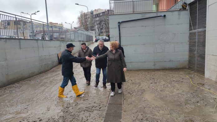 Hajdari viziton bizneset në Mitrovicë pas vërshimeve: Mekanizmat shtetorë janë të angazhuar për sanimi ne situatës