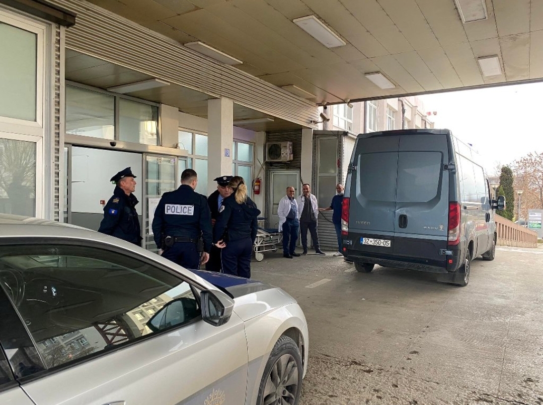 Vdes në QKUK personi i aksidentuar natën e Vitit të Ri