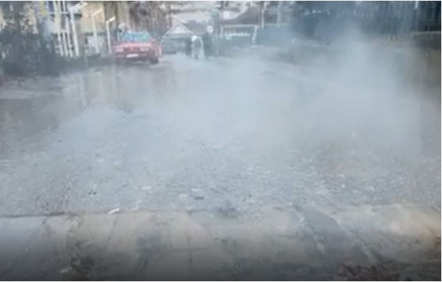 Shpërthejnë gypat e termokosit, vlon uji në rrugë