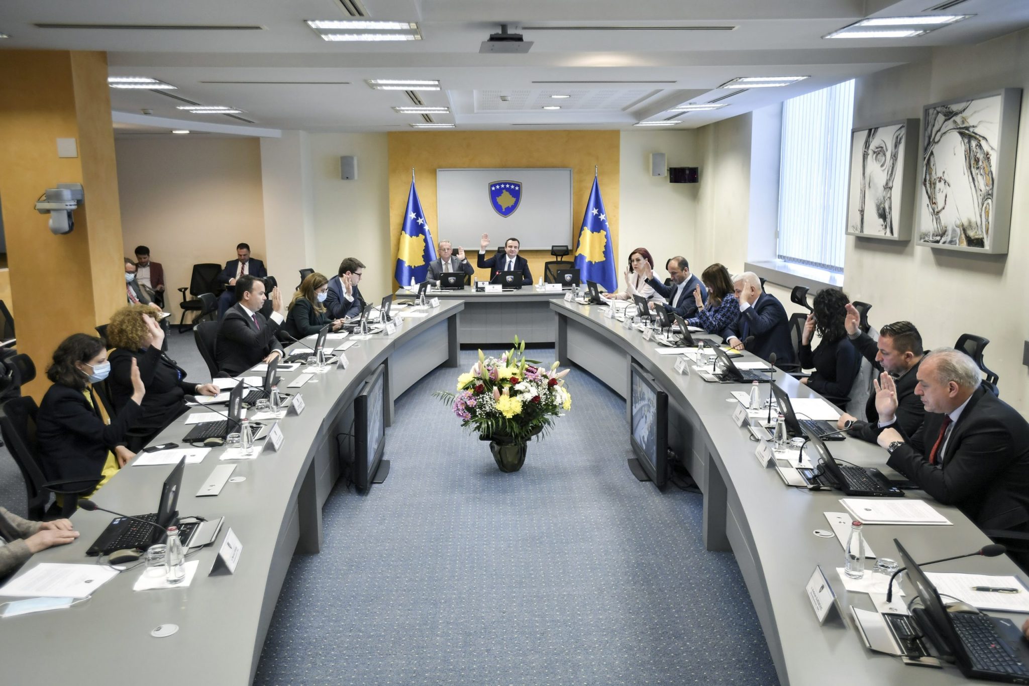 “Shëndetësia e largimi i të rinjve problemet më madhore”| Kurtit i rekomandohet t’i ndërrojë disa ministra
