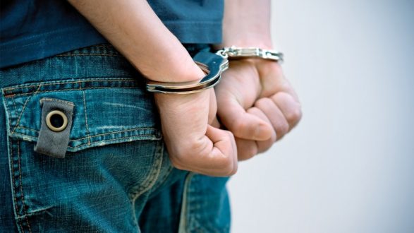 Podujevë: Të miturit i konfiskohet një armë zjarri dhe një karikator pa municion