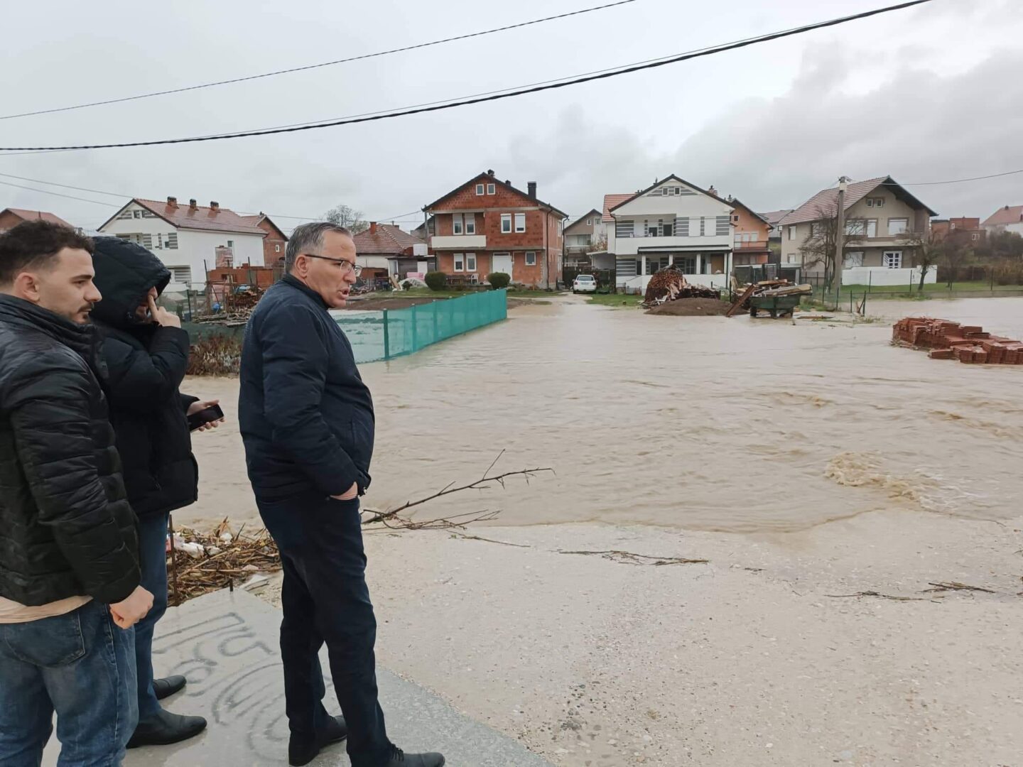Hamza: Gjendja më stabile, por qindra familje kaluan natën jashtë shtëpive të tyre