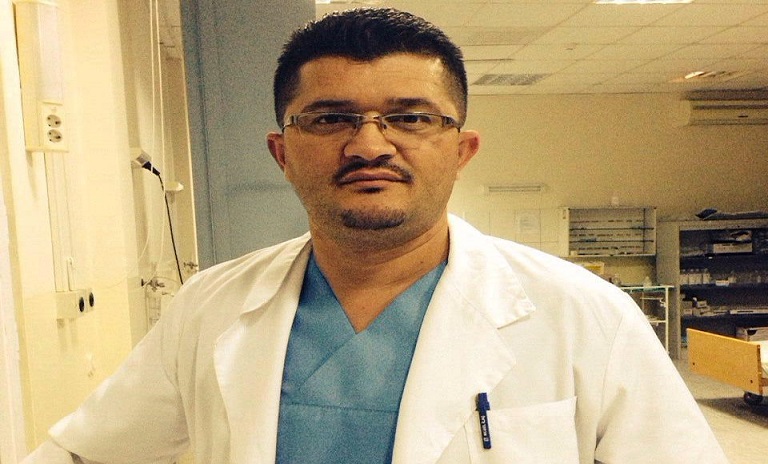 Ky është mjeku që dyshohet që e sulmoj punëtorin në spitalin e Pejës