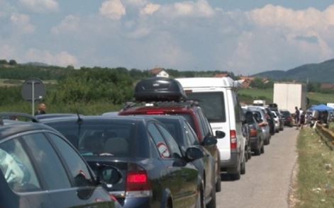 Deri në 4 orë pritje në dalje të Merdares e Dheut të Bardhë