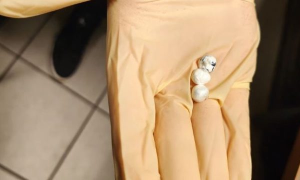 Fshehu drogën në gojë për t’i shpëtuar policisë, arrestohet i mituri shqiptar në Gjermani