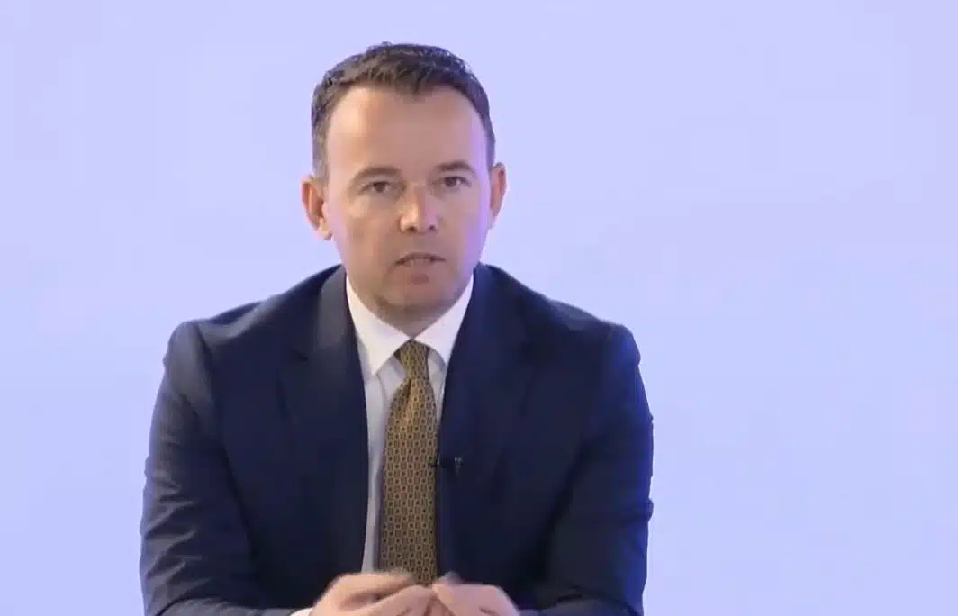 “E kemi ulur o Rifat”: Ministër Peci replikon me qytetarë në Facebook