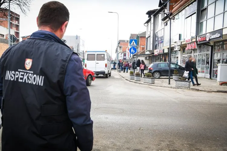 Inspektorët e Podujevës në aksion kundër taksive ilegale