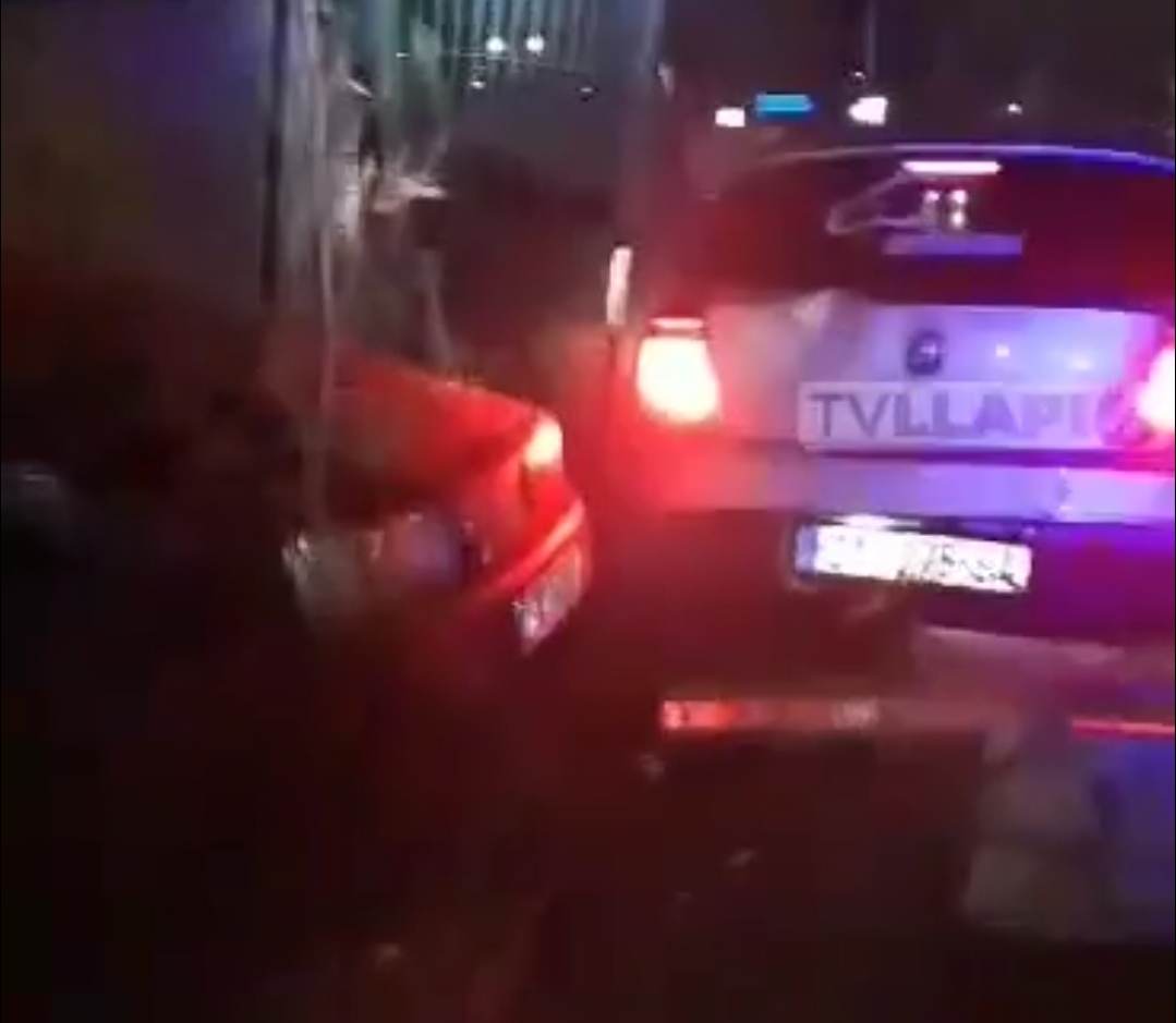 Vetëaksident pasmesnate, godit dy vetura të tjera (VIDEO)