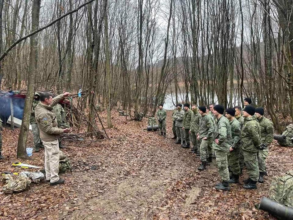 Kadetët e rinj të FSK-së trajnohen për reagim në mot të ashpër