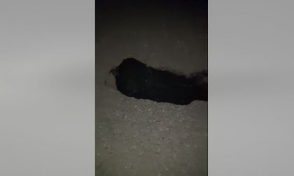 Hapet një gropë e çuditshme në mes të rrugës në lagjen Kolovica