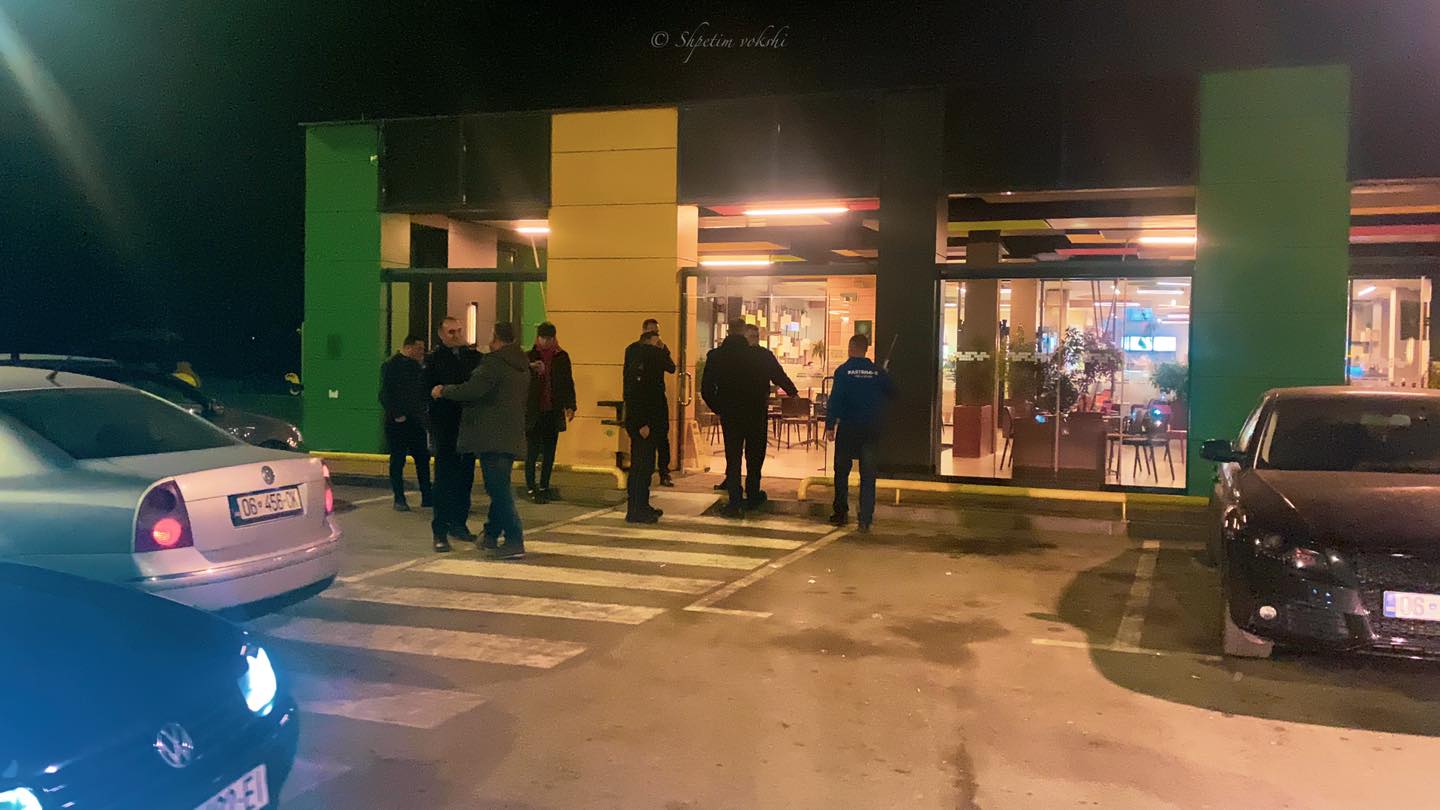 Pamje gjatë ikjes së klientëve nga HIB në Gjilan pasi dy persona lëshuan substanca të panjohura (VIDEO)