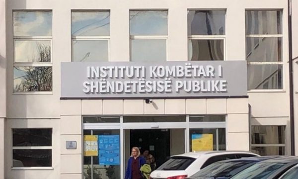 IKSHPK: COVID-19 në Kosovë shënon trend të rritjes, bartni maskat