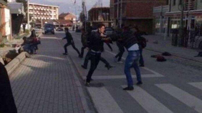 Rrahje në mes të rrugës në Prizren (VIDEO)