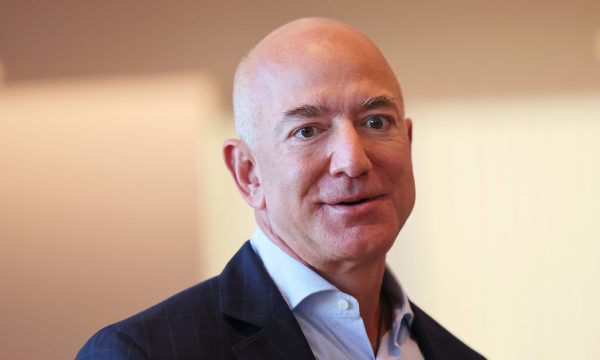 Jeff Bezos do të shesë Washington Post? Miliarderi mendon të blejë një ekip futbolli
