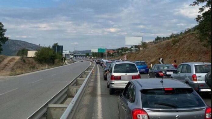 Kolona deri në gjshtë orë në Merdarë