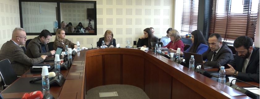 Ministrat bojkotojnë raportimet në komisione, opozita ankohen