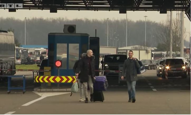Deri në 12 orë pritje: Kosovarët flasin nga kufiri i Kroacisë – VIDEO
