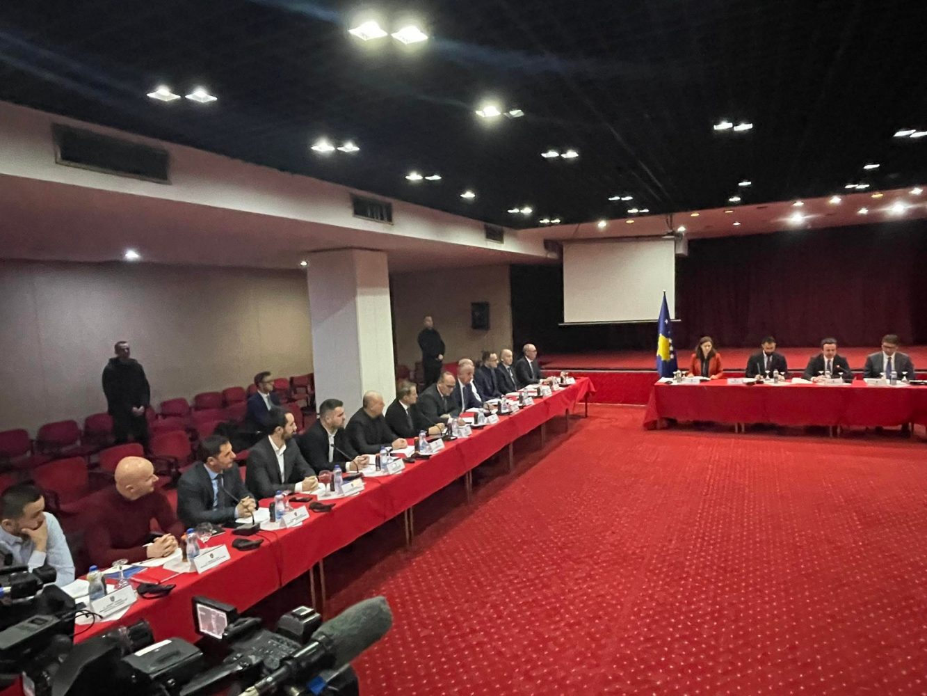 Mbyllet për medie takimi i Kurtit me kryetarët e komunave