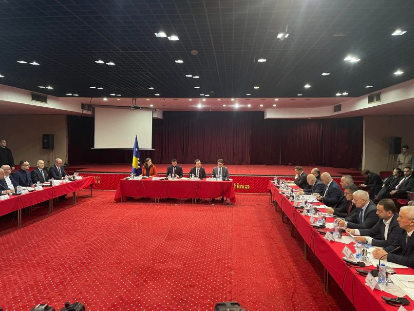 Kurti bashkë me tre ministra i mbledhin në takim kryetarët e komunave