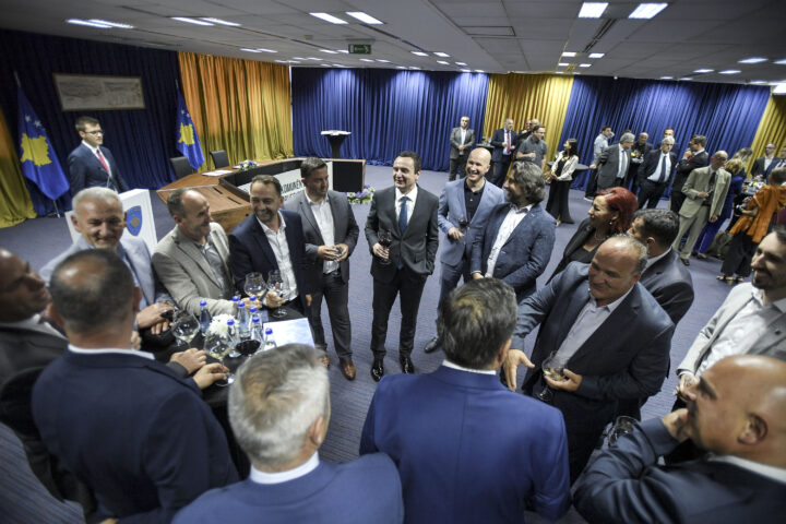 Kurti bashkë me tre ministra takohen me kryetarët e komunave