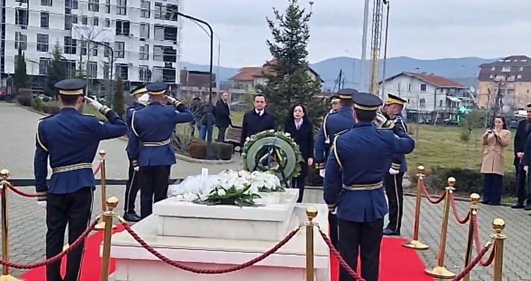 Osmani dhe Kurti bëjnë homazhe tek varri i ish-presidentit Rugova