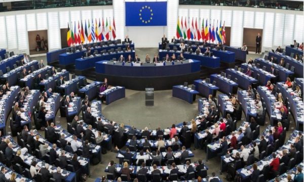 PE-ja në mars voton për liberalizimin e vizave për Kosovën