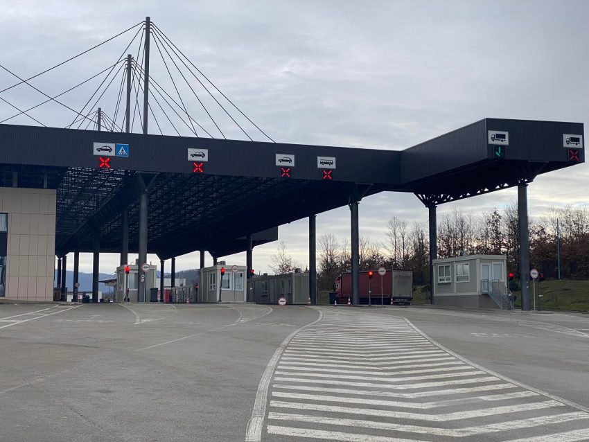 Pritje deri në gjashtë orë në Merdar, për të dalë nga Kosova