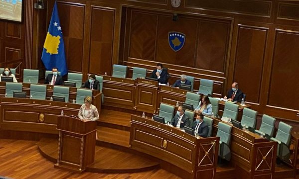 VV i del në mbrojtje Rozeta Hajdarit: Çështjet teknike po tentohet të kthehen në politike