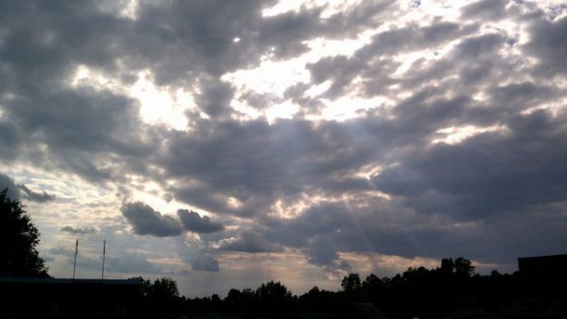 Sot mot me vranësira dhe intervale me diell