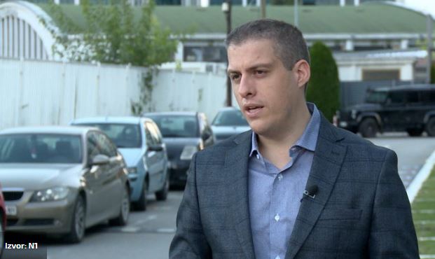 Avokati serb: E vërteta për vrasjen në “Panda” të Pejës do t’i sillte humbje politike Vuçiqit