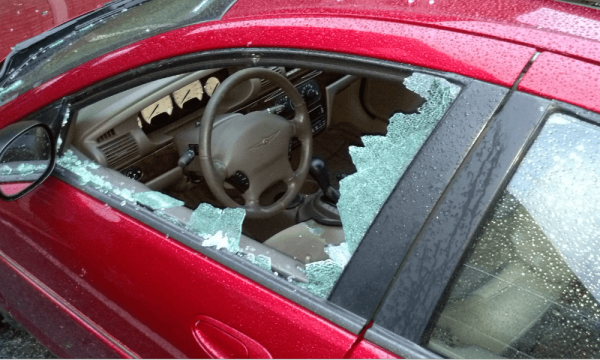 Tre persona raportojnë se i është thyer xhami i veturës dhe i janë vjedhur dy laptopë