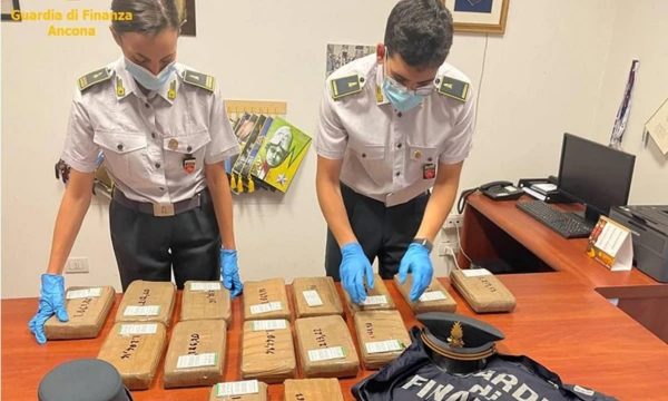 Itali: I fshehën 353 kilogramë kokainë, arrestohen katër shqiptarë