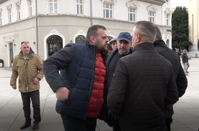 Një qytetar provokon në protestën kundër Kurtit, i quan “hajna” veteranët e UÇK-së