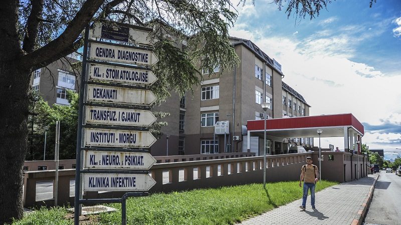 Familja s’e dërgon në IML trupin e 63-vjeçarit që vdiq pasi operacioni u konstatua i suksesshëm