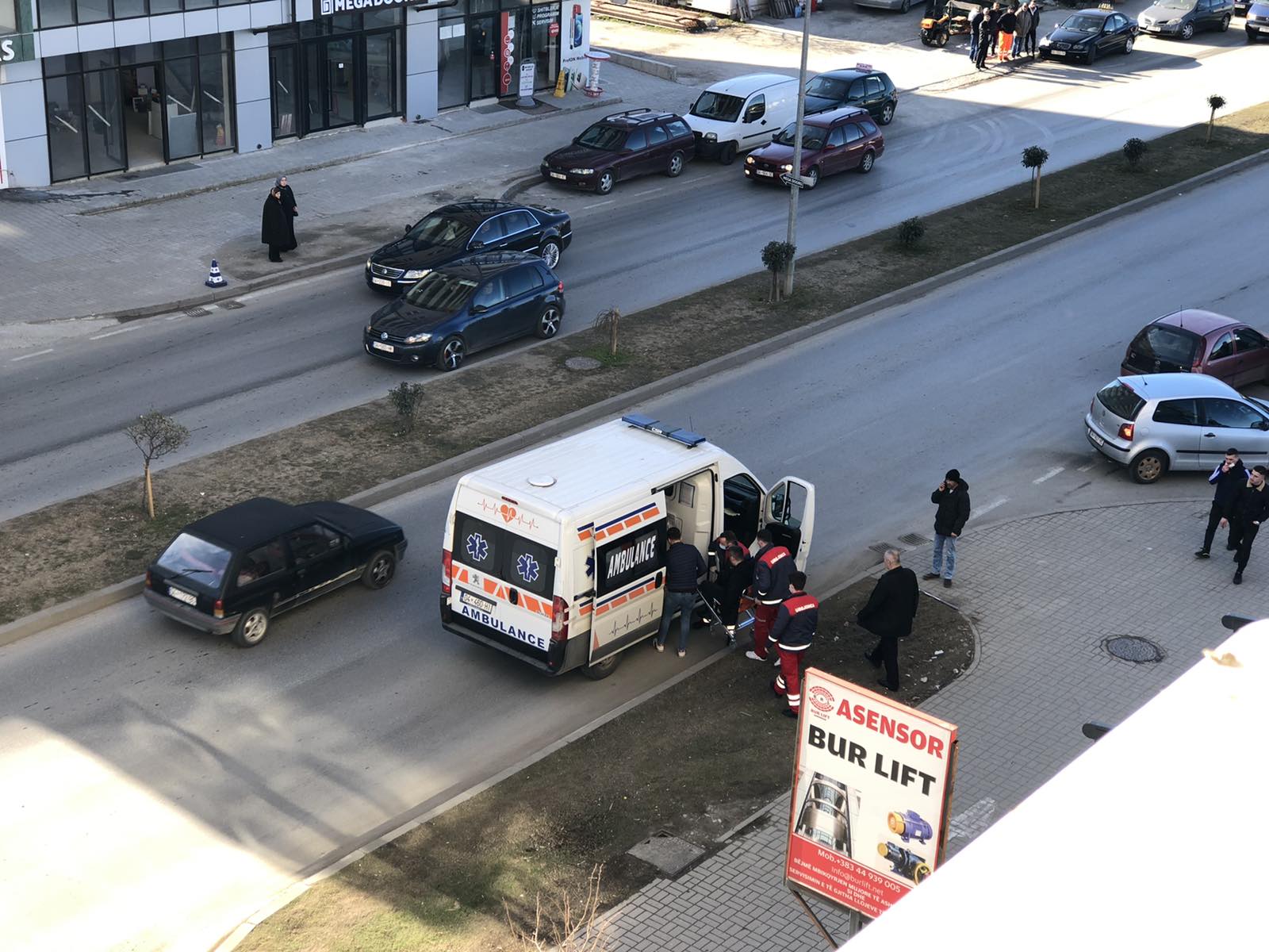 Mosmarrëveshje në trafik, një burrë rahu rëndë një grua në Prishtinë