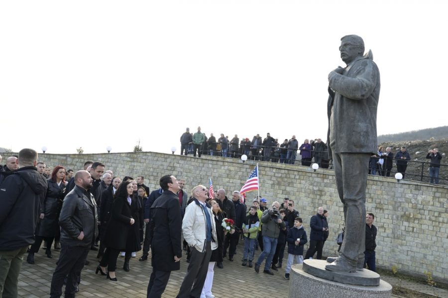 Ambasadori Walker përballë shtatores së tij që ishte inauguruar para 6 vjetësh