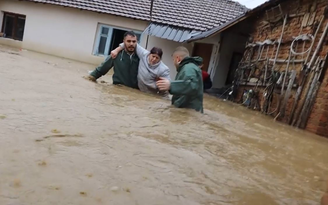 Momenti kur zyrtarët e Skenderajt shpëtojnë një çift të moshuar nga shtëpia e vërshuar (Video)