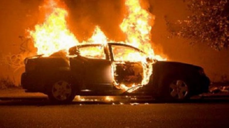 Digjen tre vetura në Pejë