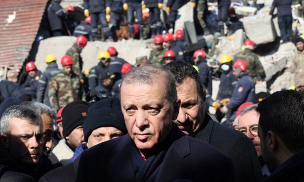 Përleshjet e vjedhjet në zonën e tërmetit, vjen paralajmërimi i ashpër i Erdoganit për grabitësit