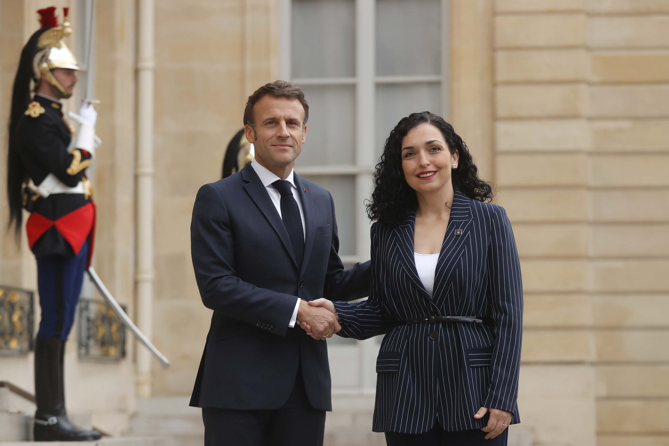 Macron letër Vjosa Osmanit, thotë se kompanitë franceze janë të interesuara për investime në Kosovë