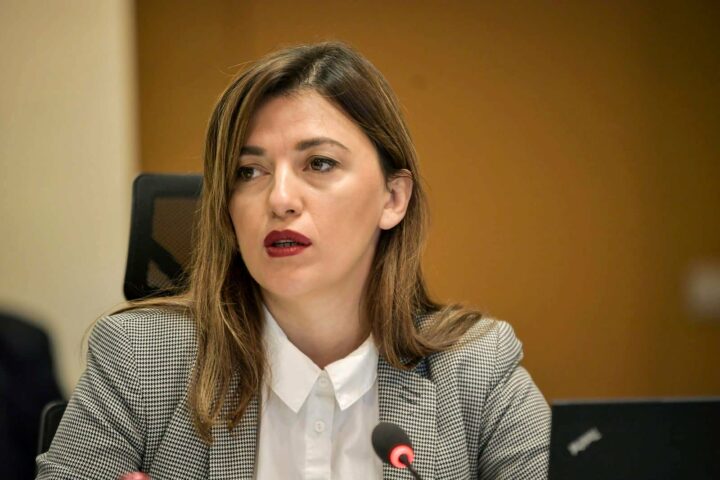 Ministrja Haxhiu inkurajon opozitën të përdor gaz lotsjellës nëse themelohet Asociacioni njëetnik