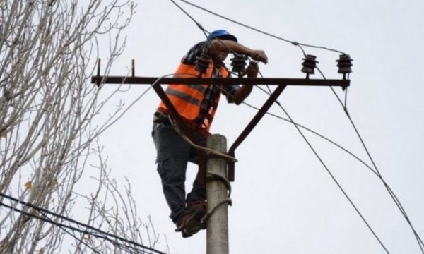 Erërat e forta shkaktojnë dëme në rrjetin energjetik, deklarohet KEDS