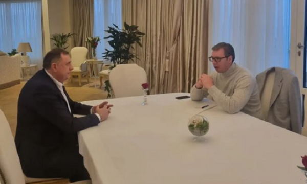 Me t’u kthyer në Beograd, Vuçiq takohet me Dodikun për dialogun me Kosovën