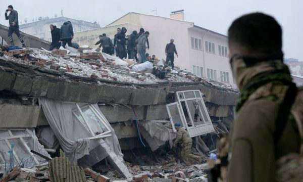 Punonjësit e shpëtimit në Turqi ngrejnë alarmin: Të mbijetuarit e tërmetit rrezikojnë të vdesin nga infeksionet