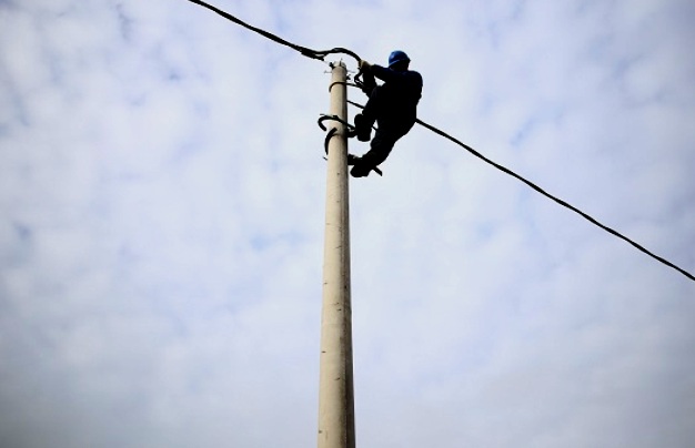 Ngjarje e rëndë në Pejë: Punëtori bie nga shtylla elektrike, vdes pas plagëve të marra