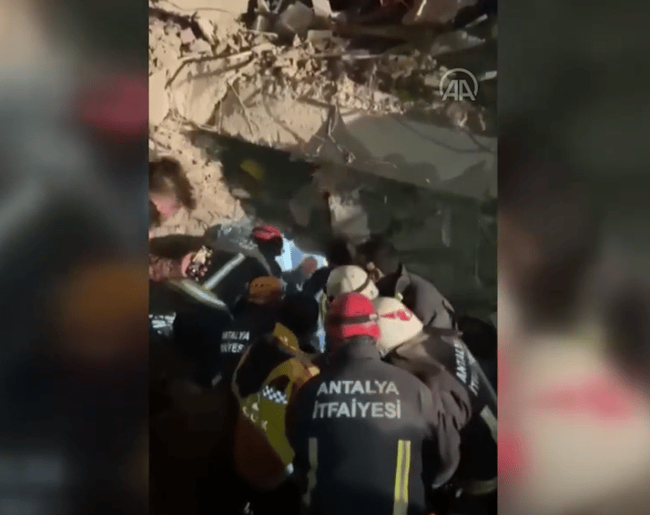 90 orë nën rrënoja, momenti kur shpëtohet një vajzë 10-vjeçare në Turqi