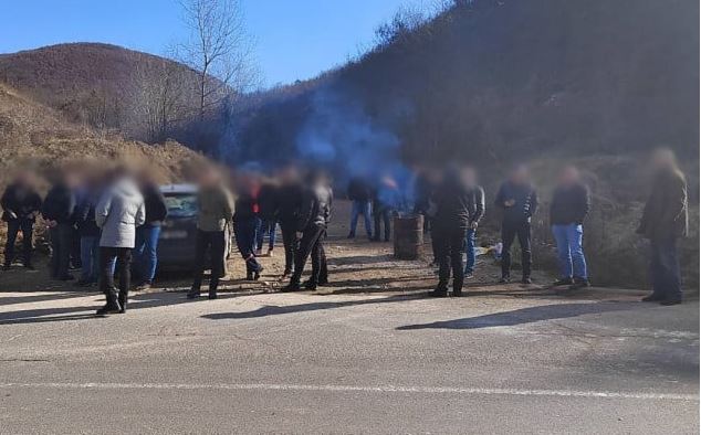 Serbët bllokojnë rrugën që dërgon në Leposaviq