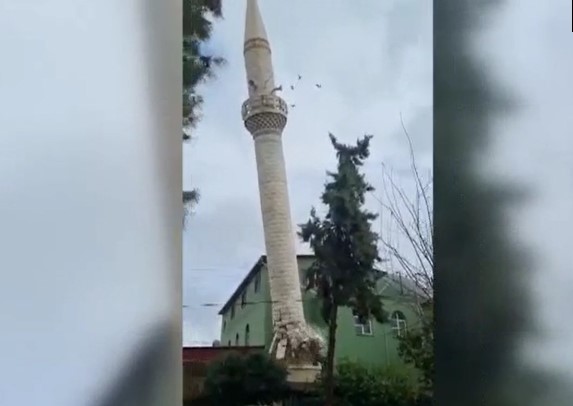 Qytetarët incizojnë live momentin kur tërmeti në Turqi shemb një minare të xhamisë