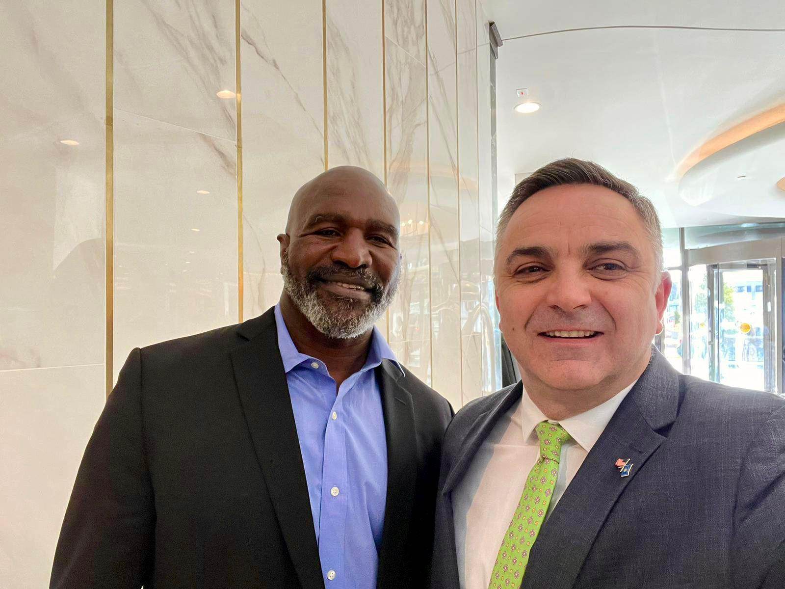 Besnik Tahiri takon boksierin Evander Holyfield, ndanë një moment me të